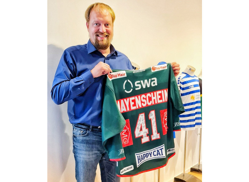 Unser Kollege Alexander Groth mit einem signierten Trikot der Augsburger Panther