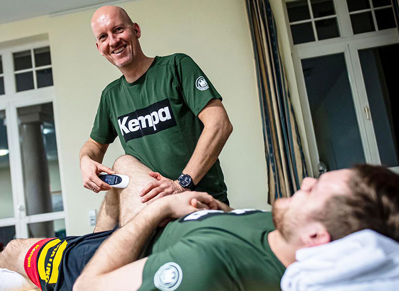 Dennis Finke, deutsche Handball-National-Mannschaft, behandelt mit dem physiokey