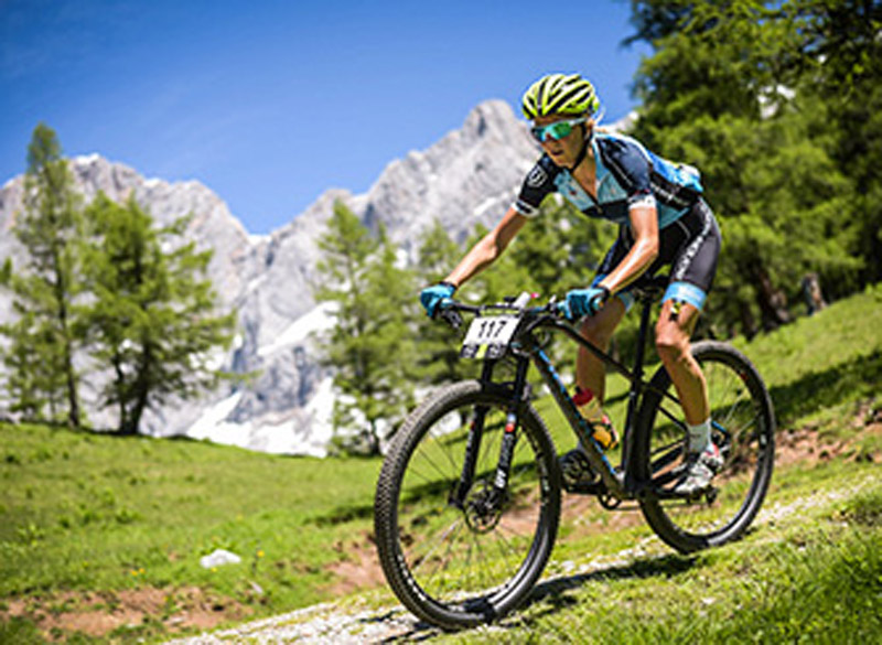 Natalie Kaffenberger, Mountainbikerin, erhält Unterstützung durch ihren sanakey