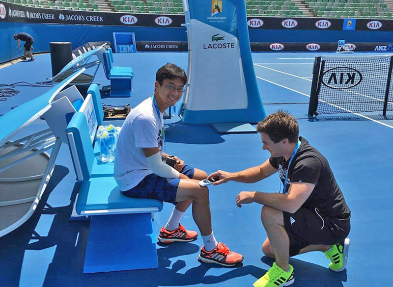 Sportphysiotherapeut Stefan Düll behandelt mit physiokey den Tennisprofi Yen-Hsun Lu bei den Australian Open